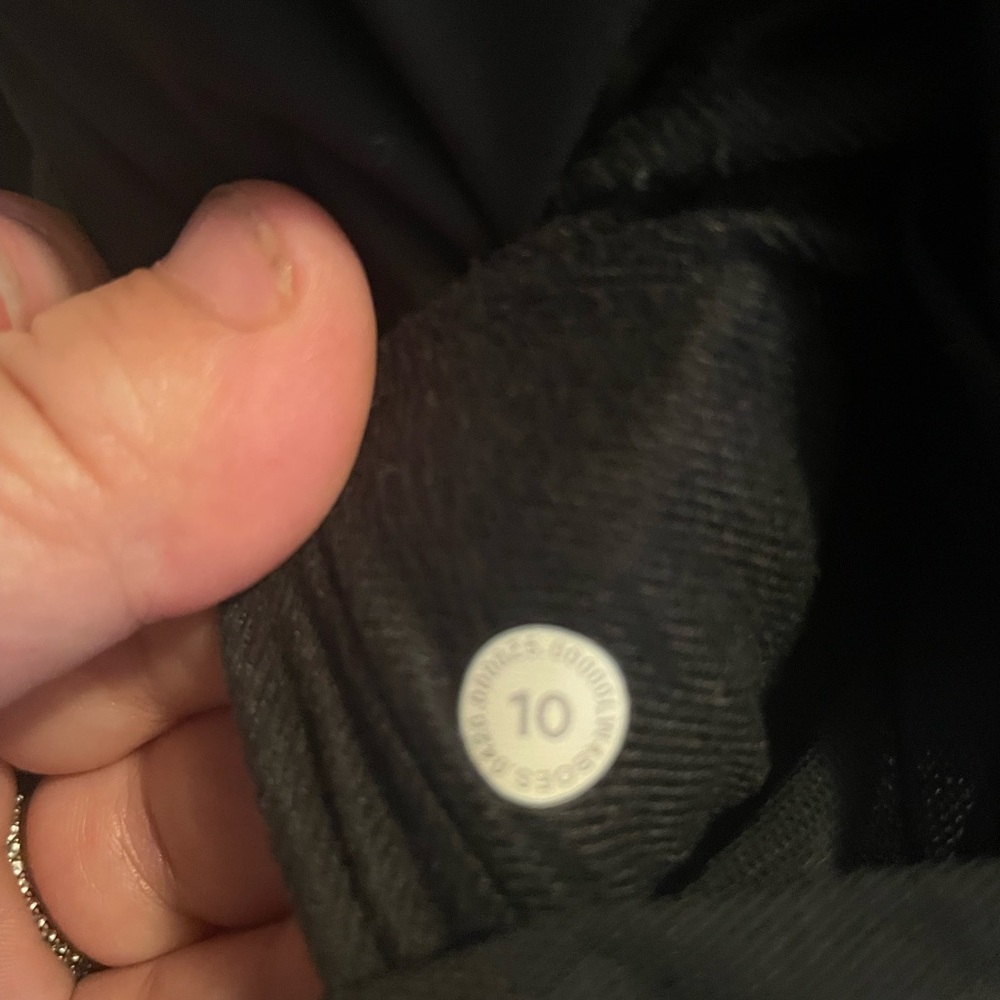Lululemon black wonder puff size 10 600 fill - Picture 3 of 3